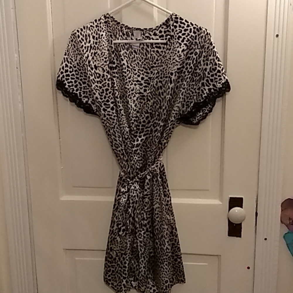 NWOT Secret Treasures Leopard Print Robe